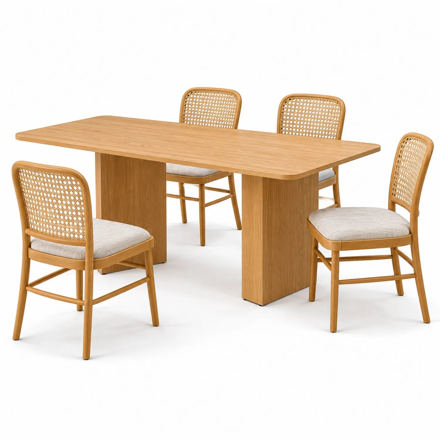 Holztisch mit Rattan- und Leinenstühlen