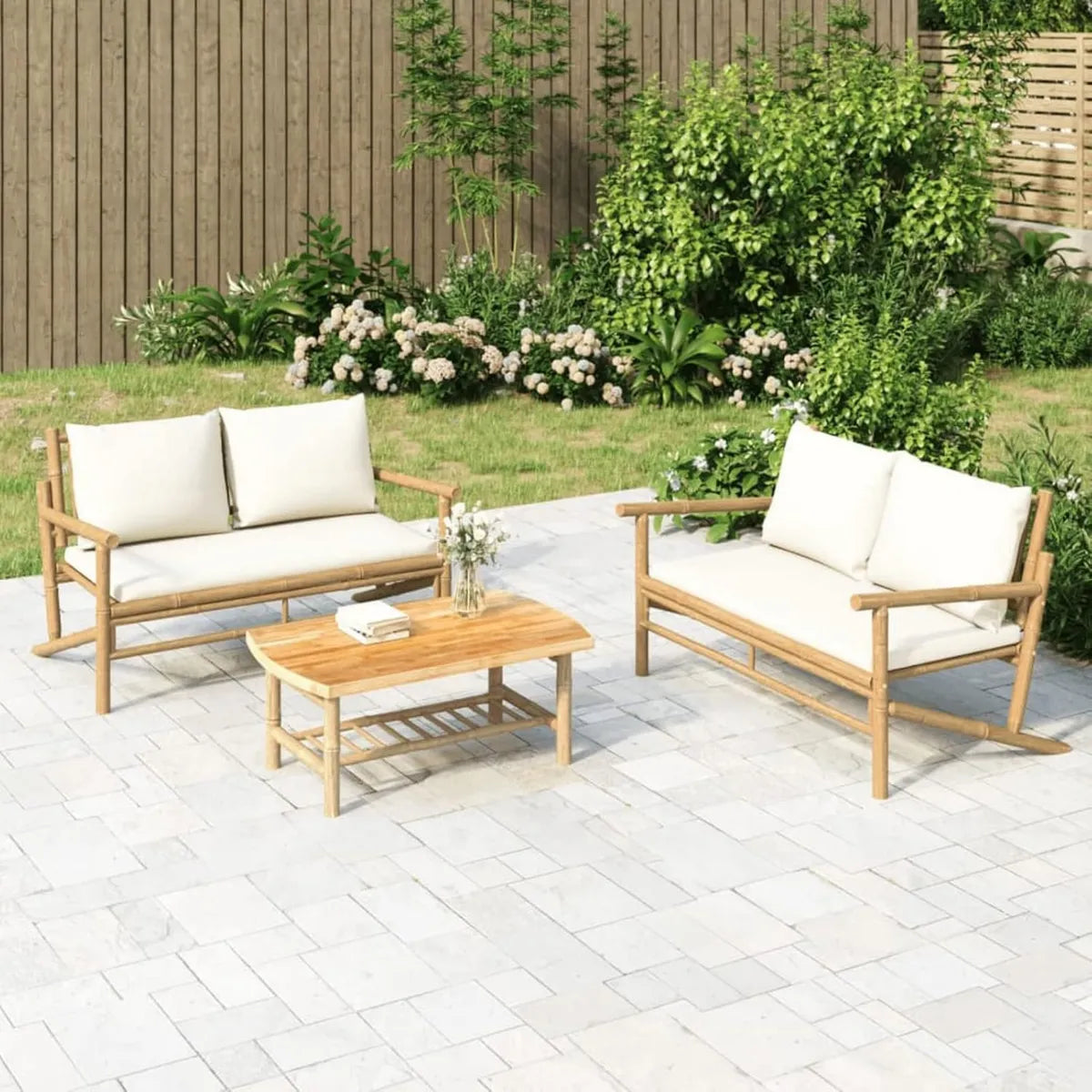Conjunto de Muebles de Jardín en Bambú con Cojines Crema para Tres Personas