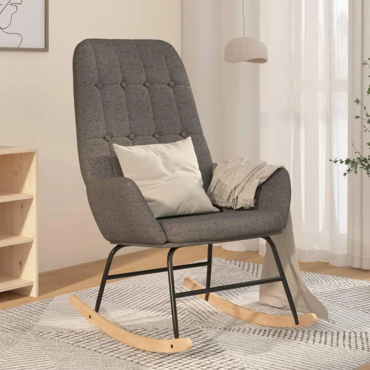 Sillón mecedora de tela gris con reposabrazos, ideal para salón, dormitorio o terraza