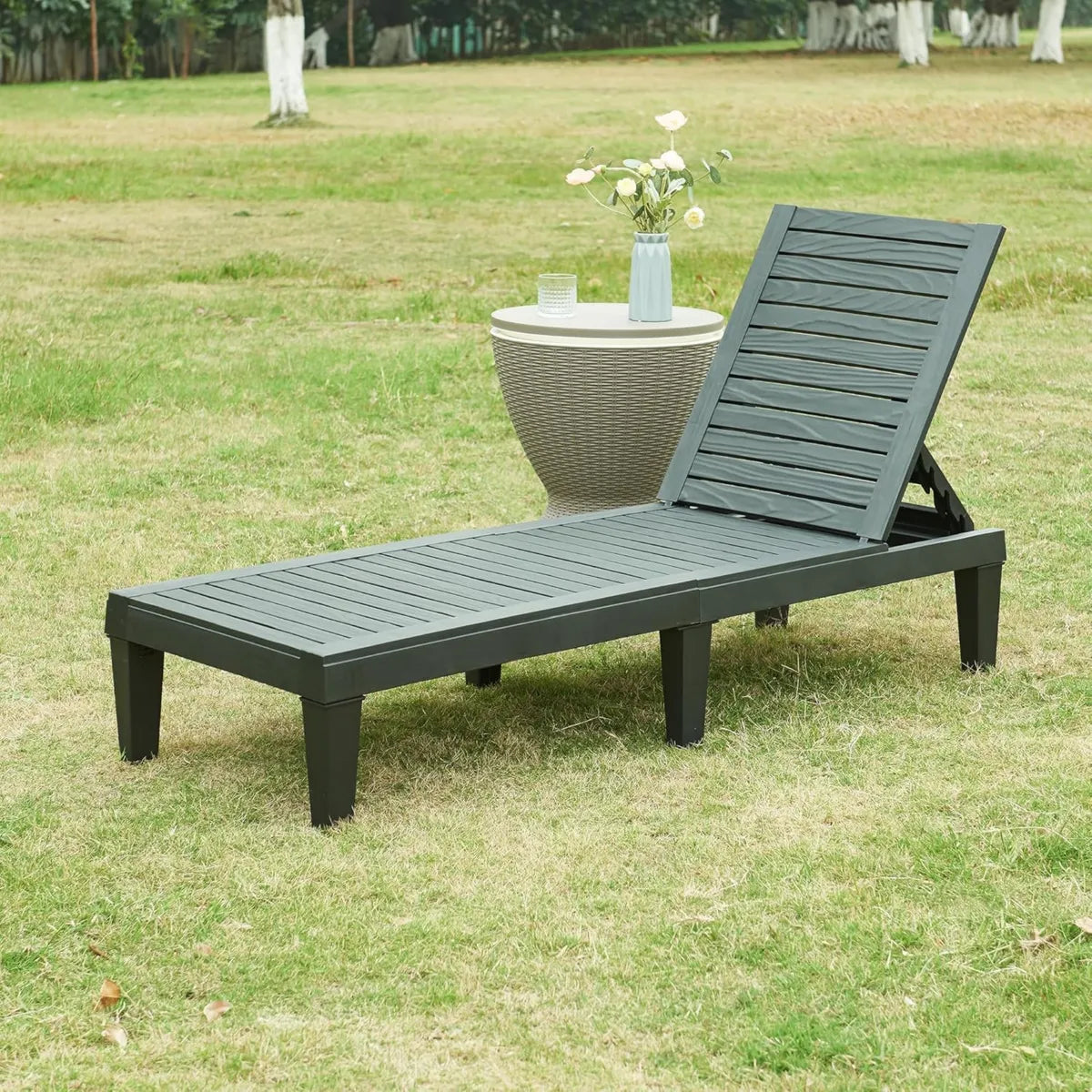 Tumbona Regulable de Jardín para Exteriores, Soporte Máximo 200 kg, Diseño en Negro con Efecto Madera