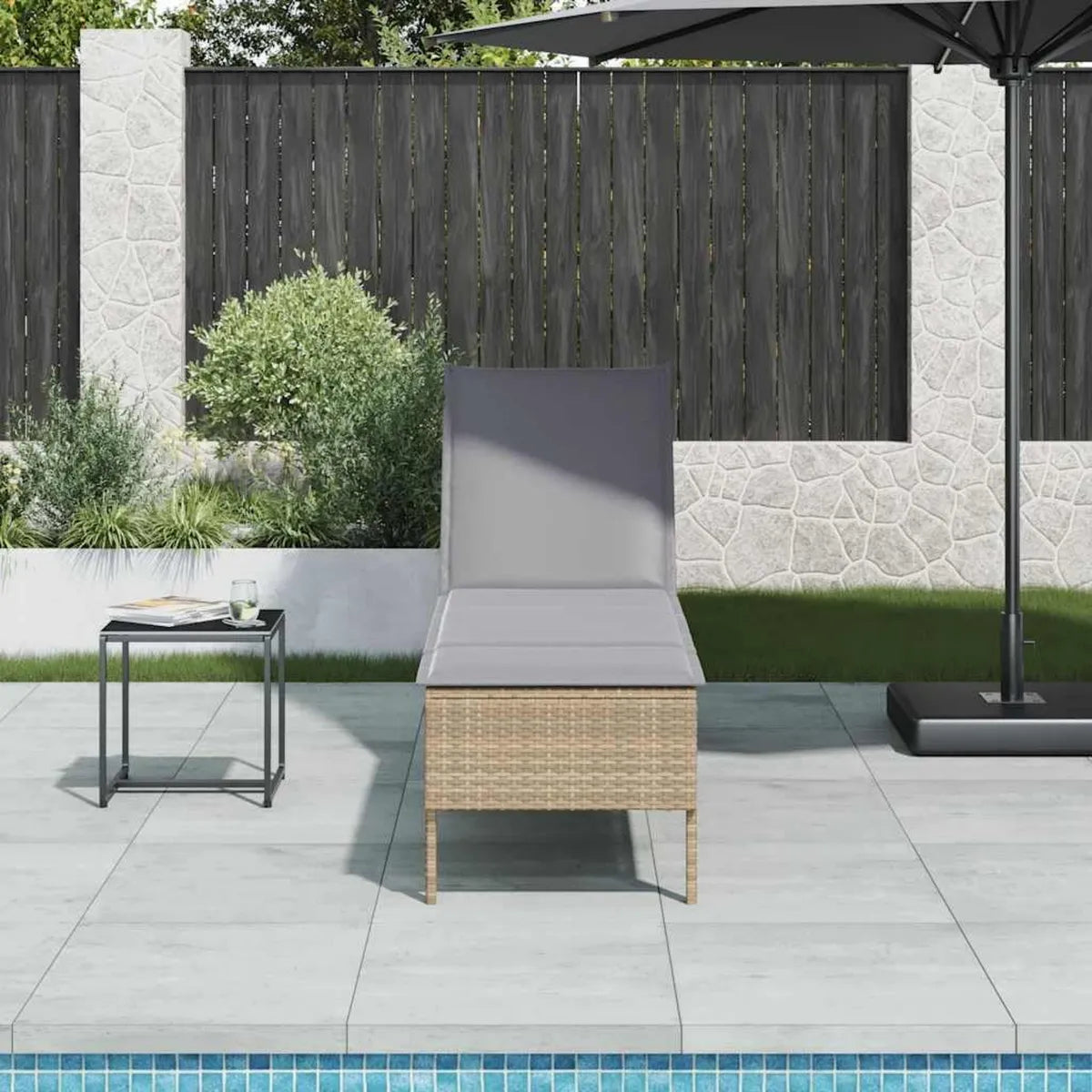 Silla tumbona de jardín ajustable con cojín beige, resiste UV, ideal para terraza y piscina, 55x200x44 cm