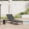 Tumbona ergonómica ajustable en poliratán gris claro, resistente al clima, para jardín y terraza, con cojines removibles y estructura metálica estable