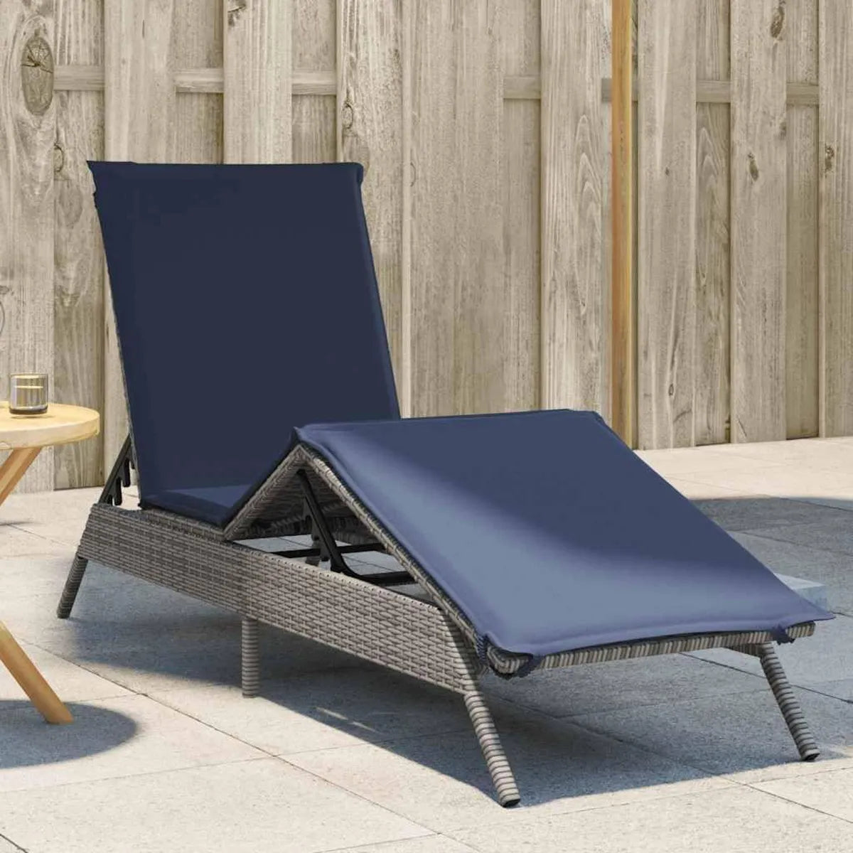 Sillón reclinable de ratán sintético gris con cojín, ajustable y resistente al clima para exteriores