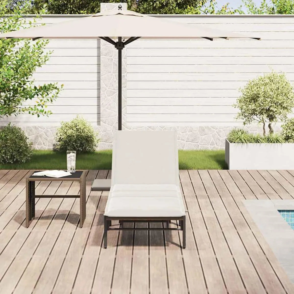 Silla de Exterior de Poliratán con Respaldo y Reposapiés Ajustables, Marrón, Resistente a Rayos UV y Agua