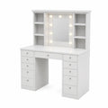 Tocador de madera con espejo iluminado y estantes blancos