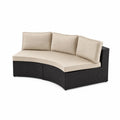 Halbrundes Sofa aus Polyrattan mit beigefarbenen Kissen